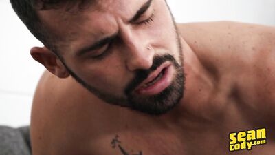 Le beau Dax se branle avec un gode