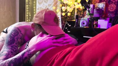 Raw, Bareback and Hipster: Trios Casual Encounter Leads to Steamy Threesome!