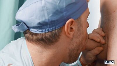 L'obstétricien suce le mec à coté de sa femme qui accouche - Alex Mecum, Malik Delgaty