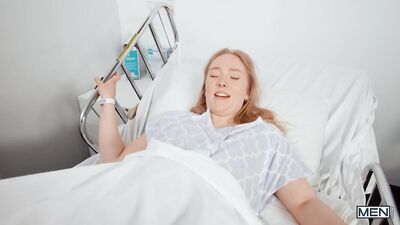 L'obstétricien suce le mec à coté de sa femme qui accouche - Alex Mecum, Malik Delgaty