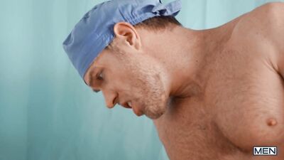 L'obstétricien suce le mec à coté de sa femme qui accouche - Alex Mecum, Malik Delgaty