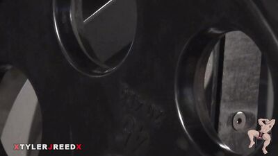 Ménage à trois in the Gym: Raw Fuck Clubs Muscle-bound Threesome