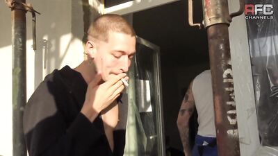 Lope totale baisée par le gourdin XXL d'un ouvrier hétéro