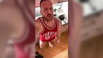 Tim Kruger: Omelette au sperme avec un verre de vin rouge