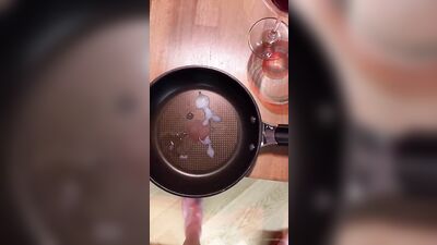 Tim Kruger: Omelette au sperme avec un verre de vin rouge