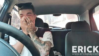 Branle entre potes en bagnole