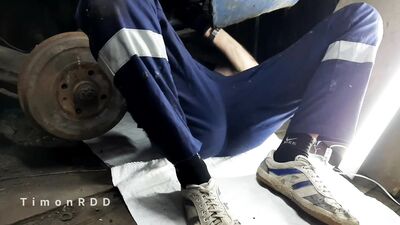 Auto mechanic found a rubber sex toy in a client's car and fucked her