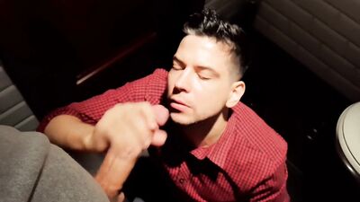 Натурал кончил мне на лицо в туалете торгового центра. Реал