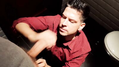 Натурал кончил мне на лицо в туалете торгового центра. Реал