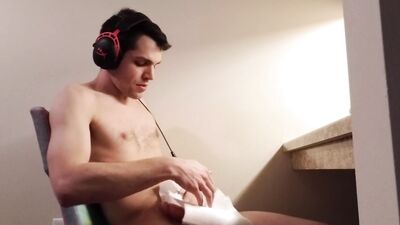 Home for Christmas - Quick Jerk Off Watching Porn