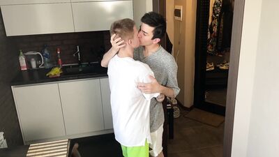 два парня ебуться на кухне и один заглатывает кончи