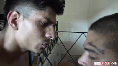 Le tatoueur laboure mon cul