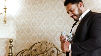 Viktor Rom vénère les pieds de Manuel Reyes