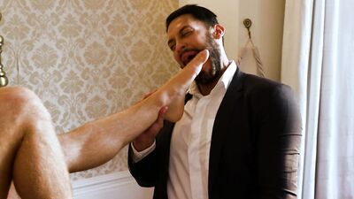 Viktor Rom vénère les pieds de Manuel Reyes