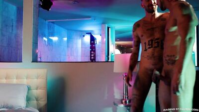 Chaud et trempé — Roman Todd & Chris Damned