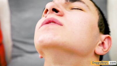 Un jeune bite épais à vider