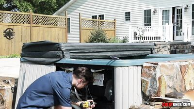 Prêt à tout pour allumer le réparateur de la piscine – Colby Chambers & Drew Dixon