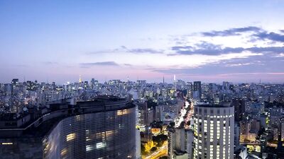 Son beau-père surprend son masturbation : Un père brésilien et ses fils jumeaux.