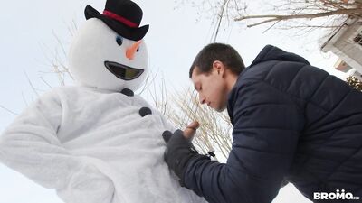 Snowman Porn: Bo Sinn Sucks Benjamin Blues Big Cock Without a Condom