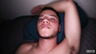 Jeune mec s'exhibe dans sa chambre — Vasco Neto