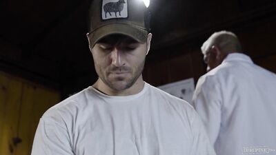 Aide à un SDF u001f— Michael Boston, Matthew Figata