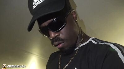 Il suce un antillais dans son garage