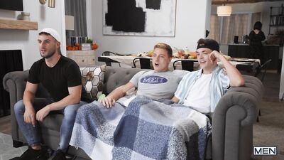 Un Dîner à trois: Le Poulet Chaud et lOrgie