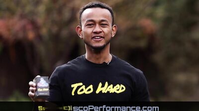 Le bel eurasien Cameron Jones éjacule en un temps record !