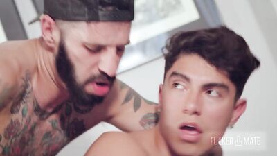 Jeune minet mignon se fait déflorer la rondelle - Romeo Davis & Alfonso Osnaya