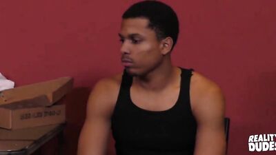 Latino pilonne un black au cul dodu