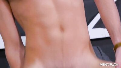 Le DJ du club gay baisé par le boss – Jean Franko baise Lukas Daken