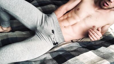CUMMING i grå LEGGINGS efter træning! Mandlige stønner! Russisk hjemmelavet solo af en lige mand!