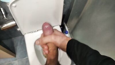 I woke up from bed at night to pee, and ended up jerking off and cumming in the bathroom! With oil!