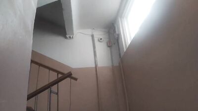 пацан дрочит хуй в оживленном подъезде