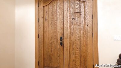 White guy has homo adventure with his black neighbour