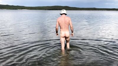 Jeg svømmer nøgen og rykker ud på en offentlig strand....Jeg tror, de bemærkede mig?!