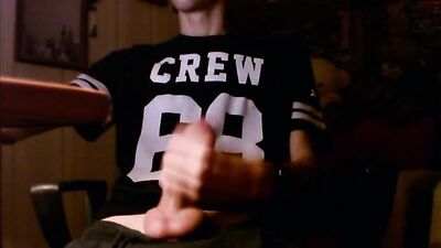 SKINNY GUY CAME JERKING OFF A HUGE DICK