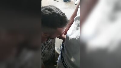 Ejac facial au travail !