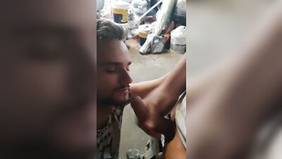 Ejac facial au travail !