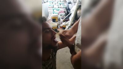 Ejac facial au travail !