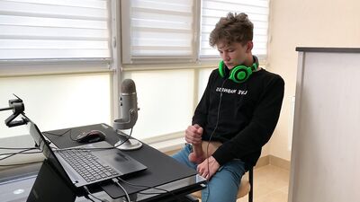 Young Streamer on Twitch jerking off after stream /Big Dick / Monster cock
