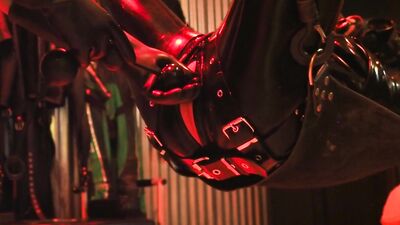 XXL Schwanz fick mein Sklave, in Rubber verpackt