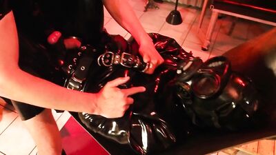 XXL Schwanz fick mein Sklave, in Rubber verpackt