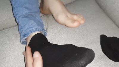 FOOTJOB AND CUM ON FRIEND SOLES