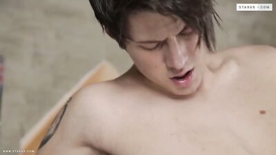 Jeunes mecs excités par un film érotique