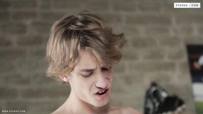 Jeunes mecs excités par un film érotique