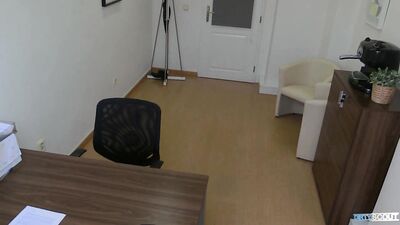 Hétéro prêt à tout pour être embauché !