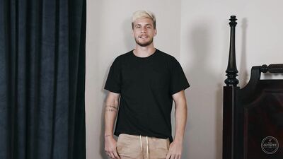 Golden Buttplug: Langlys Muscle Worship Solo and Anal Fisting