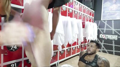 Hétéro fécondé au club libertin