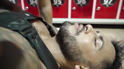 Hétéro fécondé au club libertin